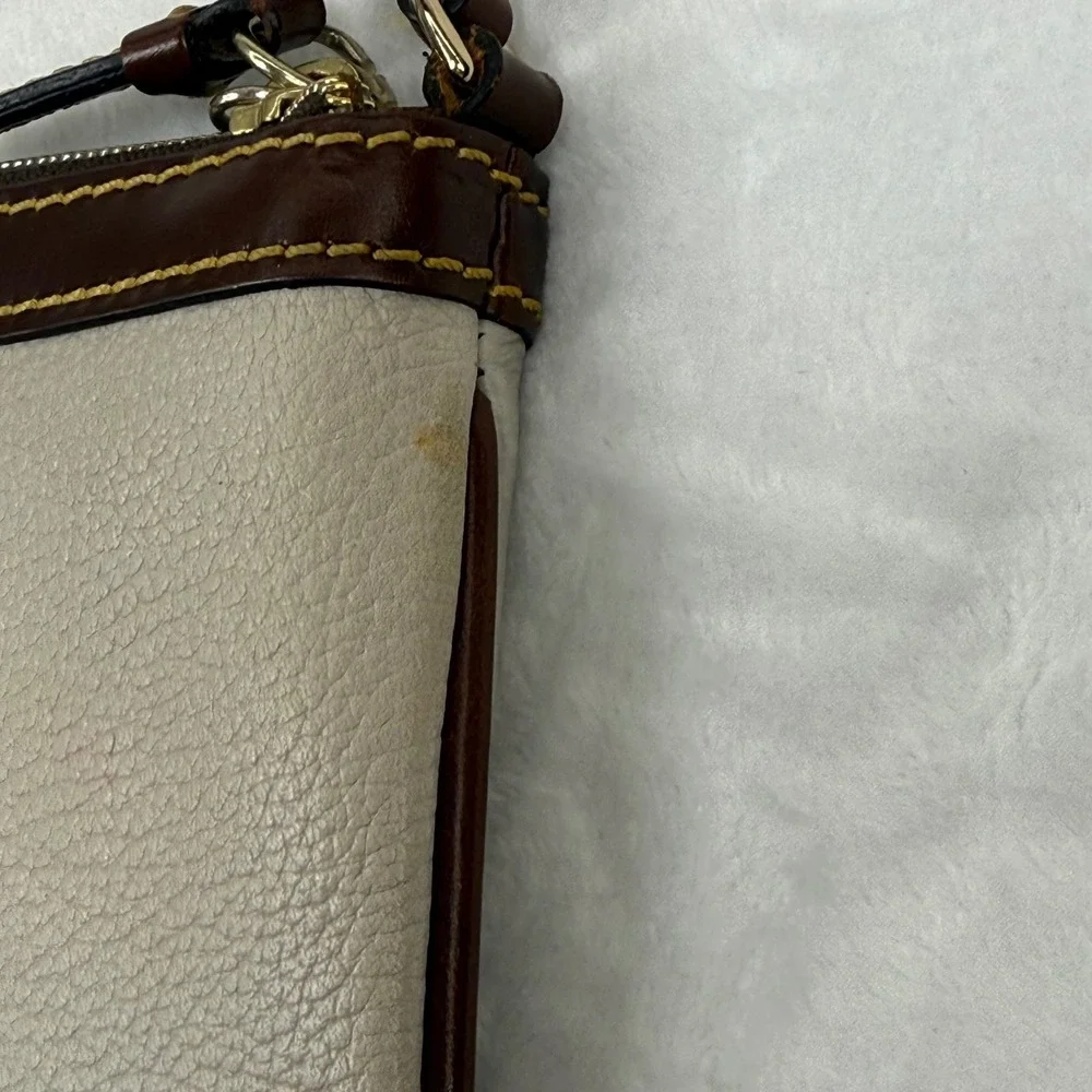 Dooney & Bourke Cream Pebbled‎ Leather Wristlet Pouch Brown Trim Duck Logo READ